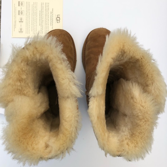 UGGs Bailey Button Triplet. Girls Size 1. - Picture 5 of 8